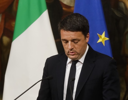 마테오 렌치 이탈리아 총리가 5일(현지시간) 로마에서 개헌안의 국민투표 부결 책임을 지고 사퇴하겠다는 의사를 발표하고 있다 / 사진=AP 뉴시스