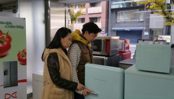 일본 도쿄 아키하바라 동부대우전자 매장에서 더클래식 냉장고 제품을 구경하고 있는 일본 소비자들 모습. 사진=동부대우전자