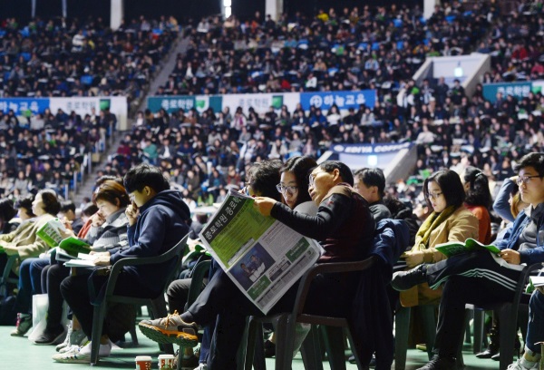 사진은 지난해 11월 18일 오후 서울 잠실학생체육관에서 열린 종로학원 2017 대입설명회에서 수험생과 학부모들이 입시자료를 살펴보고 있다. /뉴시스