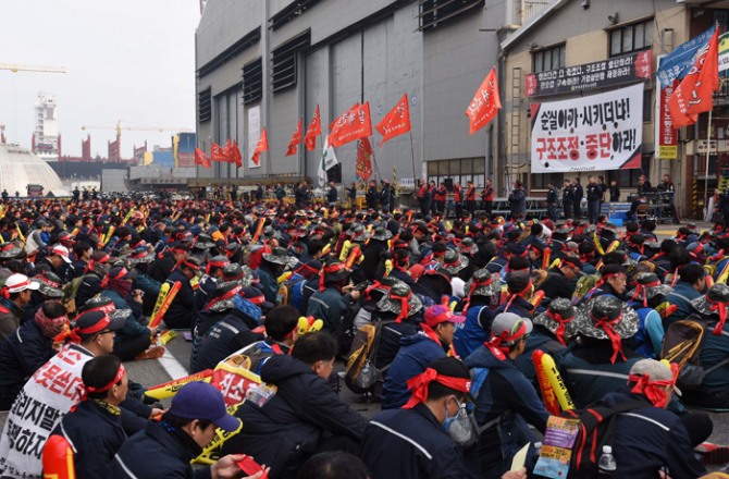 현대중공업 노조가 지난달 18일 울산본사 노조사무실 앞에서 회사가 추진하는 구조조정에 반대하며 항의시위를 벌이고 있다. 
