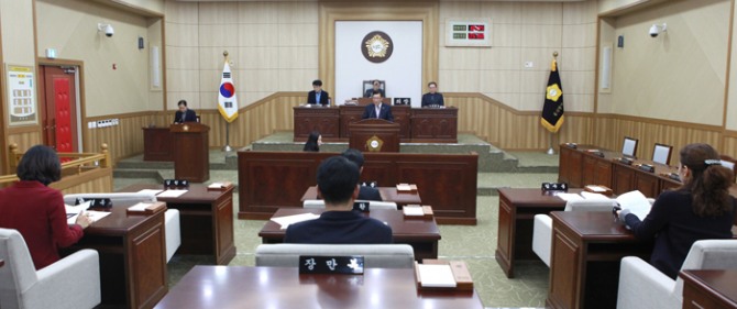 울산시 동구의회가 지난달 28일 제164회 2차 정례회에서 현대중공업 분사 중단 및 타 지역으로 사업장 이전 반대 결의문을 채택하고 있다. 사진=울산시 동구의회 제공