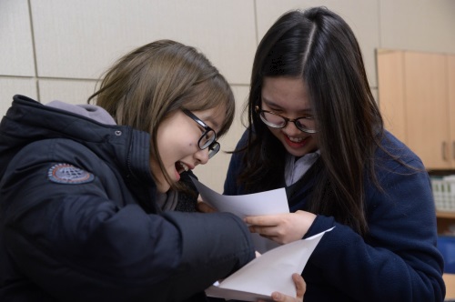  7일 오전 서울 중구 이화여자외국어고등학교에서 고3 수험생들이 2017학년도 대학수학능력시험 성적표를 받은 뒤 점수를 확인하고 있다. /뉴시스