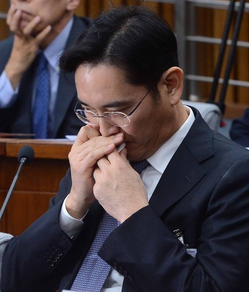 이재용 삼성전자 부회장이 6일 서울 여의도 국회에서 열린 박근혜 정부의 최순실 등 민간인에 의한 국정농단 의혹 사건 진상 규명을 위한 국정조사 특별위원회에서 립밤을 바르고 있다./뉴시스