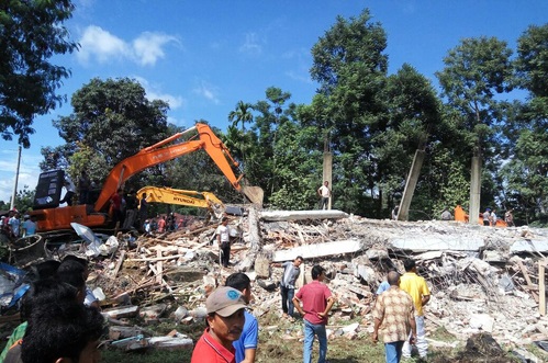 7일(현지시간) 인도네시아 서부 아체 주 피디에 자야 지구에서 규모 6.5 강진이 발생해 현재까지 25명이 사망한 것으로 전해졌다 / 사진=AP 뉴시스