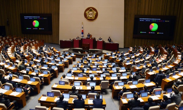 7월 임시국회 마지막 날인 18일 여야는 국회 본회의를 열고 추가경정예산안과 정부조직법 개정안 처리를 시도할 예정이지만 이견을 좁히지 못해 막판 진통이 예상된다./뉴시스