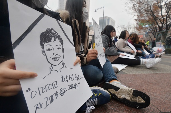 관세청이 '최순실 게이트'에 연관돼 있는 의혹과 '자족' 심사위원이라는 논란에도 불구하고 예정대로 3차 서울 시내 면세점 신규 사업자 선정을 한다고 8일 재차 발표했다. 사진은 박근혜 대통령을 향한 국민들의 탄핵 모습.
