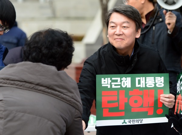 안철수 국민의당 전 상임 공동대표가 8일 오전 서울 용산역 광장에서 박근혜 대통령 퇴진 촉구 서명운동을 하고 있다. /뉴시스