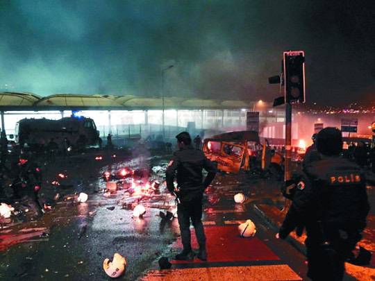 10일(현지시간) 연쇄 폭탄테러가 발생한 이스탄불 베식타스 축구경기장 현장 모습 / 사진=신화 뉴시스