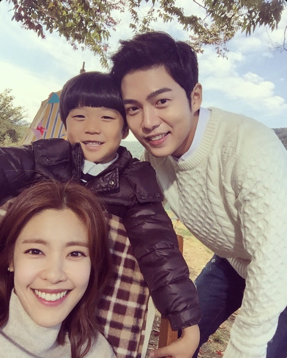 MBC일일극 '행복을 주는 사람'에서 임은희 역의 이윤지와 입양아들 임하윤 역의 조연호, 두사람을 친 가족처럼 돌보는 이건우 역의 손승원(오른쪽)/사진=손승원 트위터 캡처