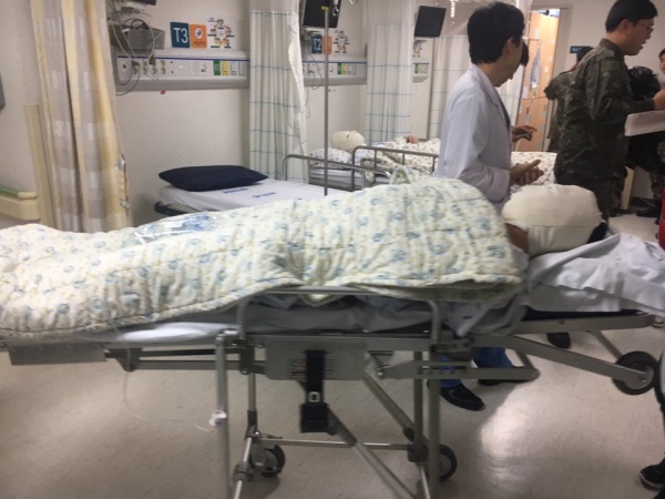 13일 오전 11시 47분께 울산시 북구 신현동 육군 제7765부대 제2대대에서 원인을 알 수 없는 폭발 사고가 나 현역군인 23명이 중·경상을 입어 병원으로 옮겨져 치료를 받고 있다. 사진은 울산대병원에 입원 중인 병