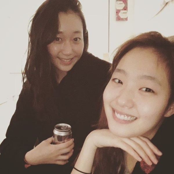 이유영이 절친 김고은과 다정한 한때를 보내고 있다./사진=이유영 인스타그램 캡처