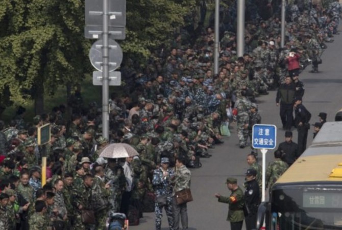 전국에서 모여든 퇴역 참전용사와 명퇴당한 군인 등 수천 명이 지난 10월 11일 베이징국방부 앞에서 항의 시위를 벌이고 있다.