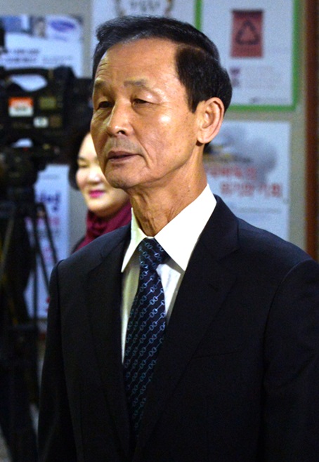 김장수 주중대사가 14일 오전 서울 여의도 국회에서 열린 박근혜 정부의 최순실 등 민간인에 의한 국정농단 의혹 사건 진상 규명을 위한 국정조사 특별위원회 3차 청문회 증인 대기실로 향하고 있다. /뉴시스
