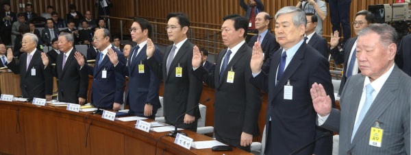 지난 6일 최순실 게이트 관련 국회 국정조사 청문회에 증인으로 참석한 재계 총수들 / 사진=뉴시스