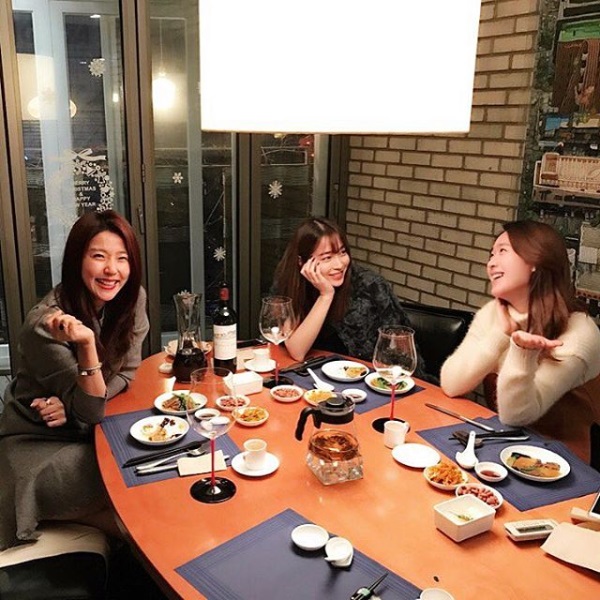 배우 이민정이 친구들과 중식을 즐기며 수다를 떨고 있는 사진을 14일 SNS에 게재했다/사진=이민정 인스타그램 캡처