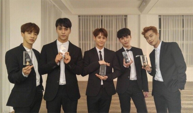 그룹 비스트가 새 기획사 '어라운드 어스 엔터테인먼트'에서 새출발한다는 소식을 16일 전했다./사진=공식페이스북 캡처