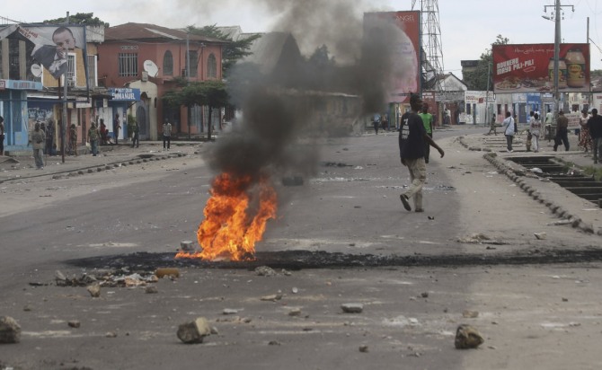 콩고민주공화국 수도에서 20일 대통령의 집무 계속에 항의하는 시위가 펼쳐졌던 곳에 불이 안 꺼지고 타고 있다. 경찰의 발포로 전국에서 최소 20여 명이 사망했다. /사진=뉴시스