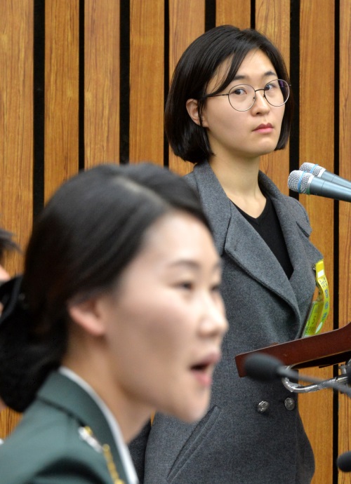 22일 오후 서울 여의도 국회에서 열린 박근혜 정부의 최순실 등 민간인에 의한 국정농단 의혹 사건 진상 규명을 위한 국정조사 특별위원회 제5차 오후 청문회에 출석한 세월호 참사 당시 청와대 간호장교인 조여옥(왼쪽) 증인의 답변을 친구인 이슬비 침고인이 바라보고 있다. /뉴시스