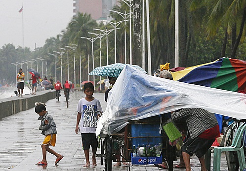 성탄절 저녁 필리핀 루손섬에 상륙한 26호 태풍 녹텐이 수도 마닐라로 이동할 가능성이 높아졌다 / 사진=뉴시스