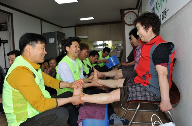 ▶ 포스코 재능봉사단이 발마사지 봉사 활동을 하고 있다 