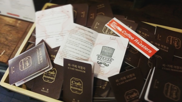 충북 청주 지역 소규모 개인 카페 16곳이 함께 만든 ‘커피여권(C’cafePASSPORT)’이미지. 사진=KT
