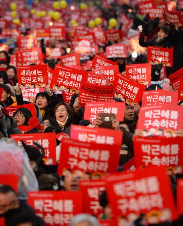 천호식품 김잉식회장의 촉불 비난 일파만파. 10차 주말 촛불집회 모습. 