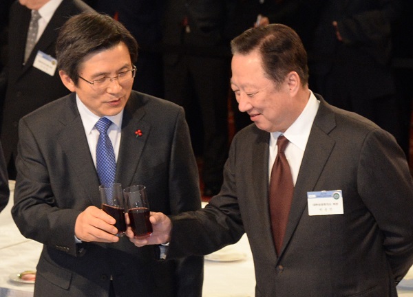황교안 대통령 권한대행(왼쪽)과 박용만 대한상의 회장이 4일 ‘2017년 경제계 신년인사회’에서 건배하고 있다. 사진/뉴시스