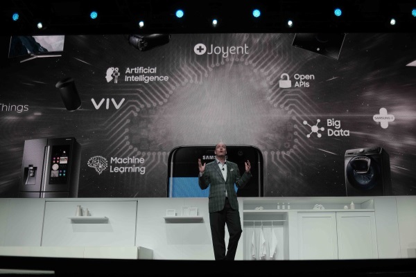 삼성전자 미국 법인 팀 백스터 부사장이 미국의 모바일 고객 서비스인 삼성 플러스에 대해 설명하고 있다. 사진=삼성전자