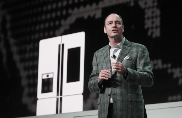 삼성전자 미국 법인 팀 백스터 부사장이 삼성전자의 IoT 강화 방안에 대해 설명하고 있다. 사진=삼성전자