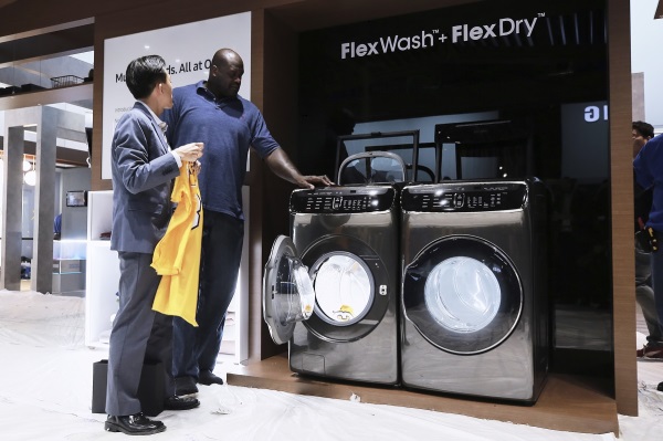 샤킬 오닐이 5일(현지시간) 미국 라스베이거스에서 개막한 CES 2017에서 삼성전자 전시관을 방문해 플렉스워시 세탁기와 플렉스드라이 건조기를 보고 있다.  플렉스워시와 플렉스드라이는 2개의 독립 공간을 일체형으로 설계, 소비자의 다양한 요구를 맞춤형으로 해결해 주는 신개념 세탁 시스템이다. 사진=삼성전자 