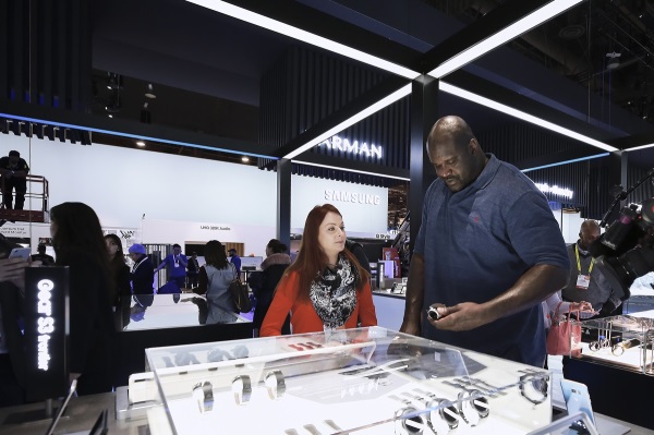 샤킬 오닐이 삼성전자 전시관을 방문해 삼성 기어 S3를 만져보고 있다. 사진=삼성전자