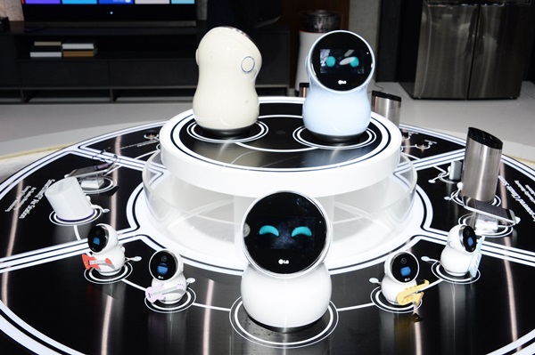 LG전자가 CES2017에서 공개한 가정용 허브로봇. 사진=LG전자