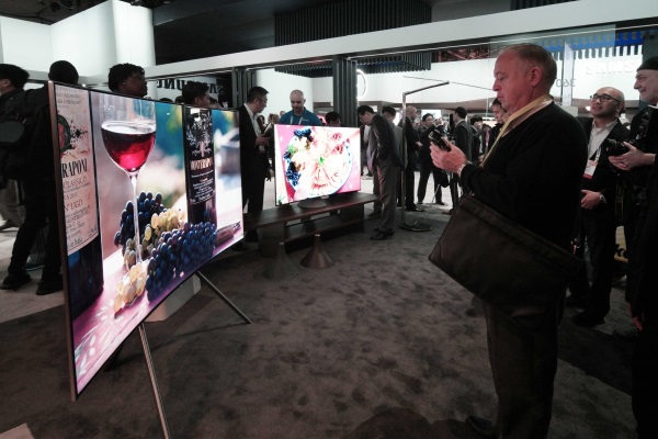 7일(미국 현지시간) CES 2017에서 삼성전자 전시관에 방문한 관람객들이 퀀텀닷 입자에 메탈을 적용한  차세대 TV QLED를 보고 있다. 사진=삼성전자 