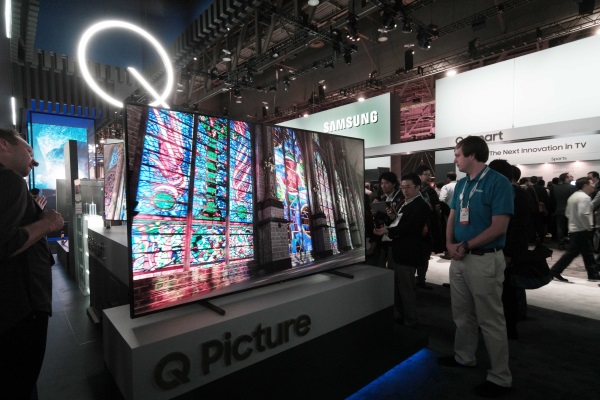 미국 라스베이거스에서 열린 세계 최대 전자 전시회 CES 2017에서 삼성전자 전시관에 방문한 관람객들이 퀀텀닷 입자에 메탈을 적용한 차세대 TV  QLED를 보고 있다. 사진=삼성전자