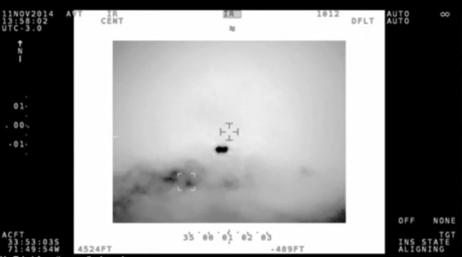  칠레 해군 헬리콥터가 35~40마일 떨어진 것으로 보이는 UFO를 추적중이다. 사진=유튜브 