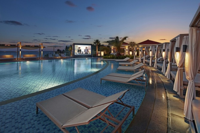 어덜트 풀 플로팅 시네마 / 제주신라호텔