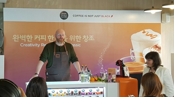 10일 이태원 '네스카페'에서 열린 '2017 크리에이티브 커피 캠페인'에 참석한 '올라 퍼슨(Ola Persson)' 바리스타가 돌체구스토 커피머신에 대해 설명하고 있다. 사진=박영찬 기자