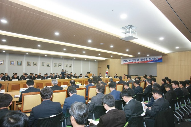 김학송 한국도로공사 사장이 10일 한국도로공사 본사에서 개최된 비상경영 확대간부회의를 주재하고 있다.