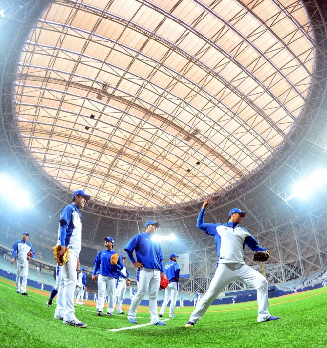 한국야구 대표팀이 고척 스카이돔에서 연습경기를 펼치고 있다.