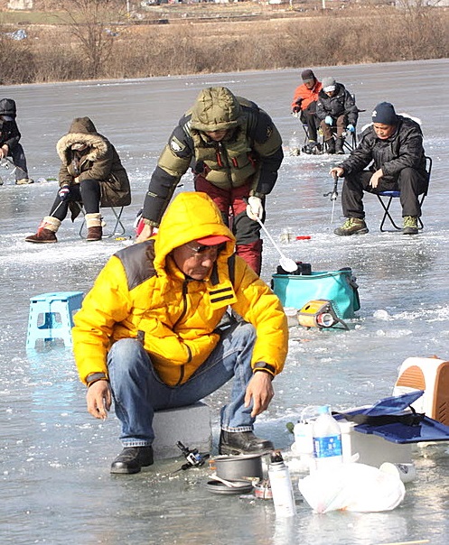 한판가 몰아치면서  강원도 화천군 얼음낚시터에 10㎝가 넘는 얼음이 언 가운데 화천산천어축제 준비가 한창이다./뉴시스 자료사진