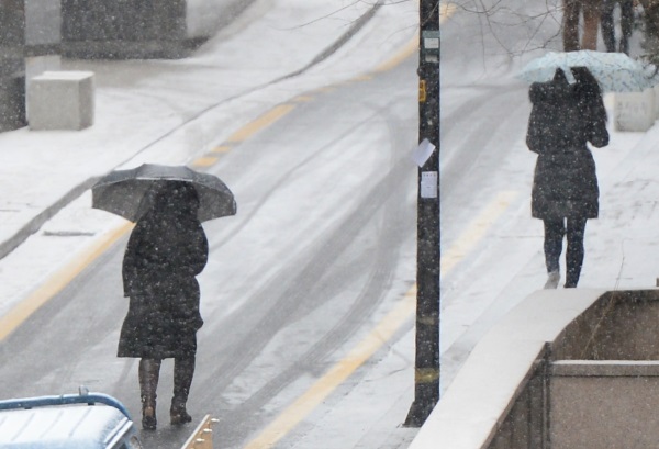전국 곳곳에 눈이 내린 가운데 시민들이 발걸음을 재촉하고 있다./뉴시스