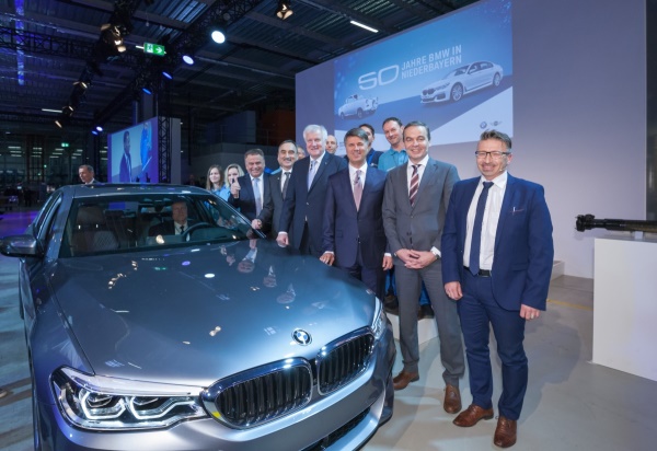 BMW그룹 하랄드 크루거 회장(우측에서 3번째)과 바이에른주 호르스트 제호퍼 총리(우측에서 4번째)를 비롯한 관계자들이 딩골핑 공장의 1000만번째 생산인 BMW 뉴 5시리즈 앞에서 포즈를 취하고 있다/사진제공=BMW코리아