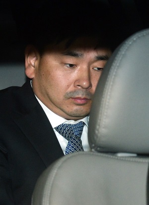 '사기성 기업어음' 발행 혐의와 관련해 구속영장이 발부된 당시 구본상 LIG 부회장이 새벽 서울 서초동 중앙지검에서 구치소로 이감되고 있다. 뉴시스