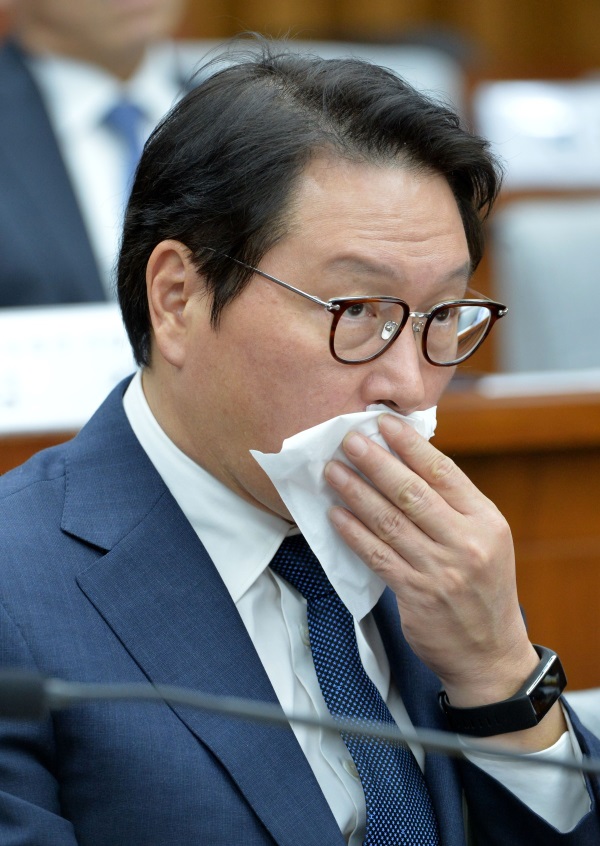 최태원 SK그룹 회장이 6일 오후 서울 여의도 국회에서 열린 박근혜 정부의 최순실 등 민간인에 의한 국정농단 의혹 사건 진상 규명을 위한 국정조사 1차 청문회에 출석, 마지막 질의를 듣고 있다. 뉴시스