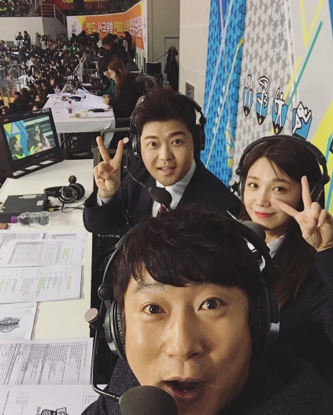 그룹 에이핑크 정은지(가운데)가 16일 진행되는 MBC '2017 설특집 아육대'에 참가, 공동 MC를 보고 있는 전현무, 이수근과 인증샷을 담았다./사진= 정은지 인스타그램 캡처