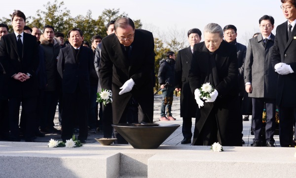 반기문 전 유엔 사무총장이 유순택 여사와 함께 17일 오전 경남 김해 봉하마을을 방문해 고 노무현 전 대통령의 묘소를 참배하고 있다. /뉴시스