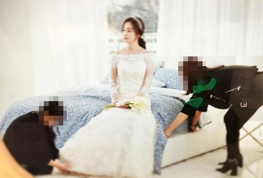 가수 겸 배우인 비와 결혼식을 하루 앞둔 김태희가 웨딩드레스를 입은 모습이 18일 공개됐다./사진=온라인 커뮤니티