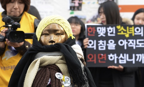 서울 일본대사관 앞에 있는 소녀상 / 자료사진=뉴시스