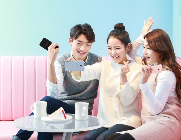 모델들이 갤럭시 A5로 셀피 촬영하는 모습. 사진=삼성전자
