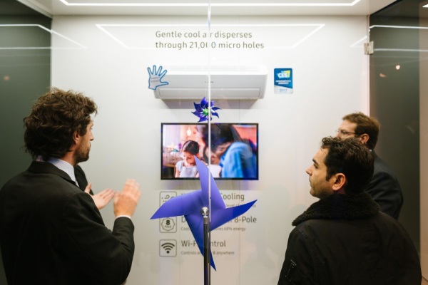 18일(현지시간) 이태리 밀라노에서 열린 삼성전자 무풍에어컨 유럽 론칭 행사에 300여명의 현지 미디어와 거래선들이 참석해 '무풍에어컨'을 체험하고 있다. 사진=삼성전자